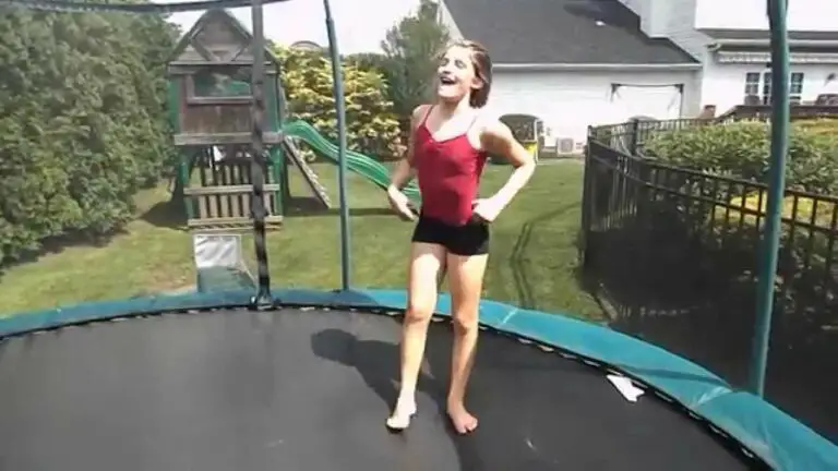 How to Do a Back Tuck on a Trampoline